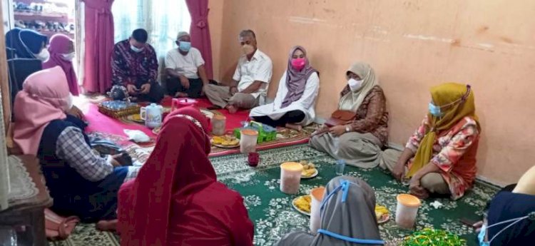 Suasana diskusi anggota DPR RI Renny Astuti dengan pengelola Bank Sampah Sehat Sejahtera Bersama Tanah Mas Banyusin, Jumat (5/11). (Ist/rmolsumsel.id)