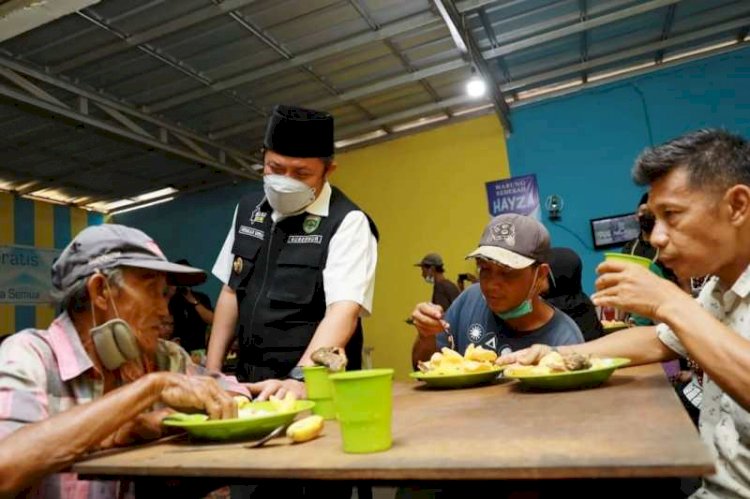 Gubernur Sumsel Herman Deru ngobrol bersama kaum duafa yang menikmati makan siang gratis di warung sedekah Hayza, Jumat (5/11). (Humas Provinsi Sumsel/rmolsumsel.id)
