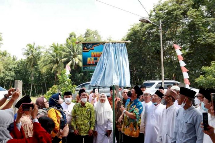 Wali Kota Lubuklinggau SN Prana Putra Sohe menarik penutup nama Masjid Al Falah Kelurahan Batu Urip. (Dinas Kominfo Lubuklinggau/rmolsumsel.id) 