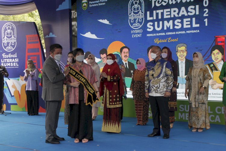 Gubernur Sumsel, Herman Deru saat mengukuhkan putri bungsunya jadi Duta Literasi Sumsel. (Istimewa/rmolsumsel.id)