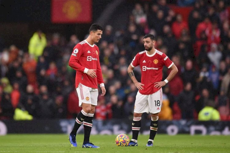 Christiano Ronaldo dan Bruno Fernandes terlihat lesu usai Man United kalah dari Man City di Old Traford/Foto:AFP