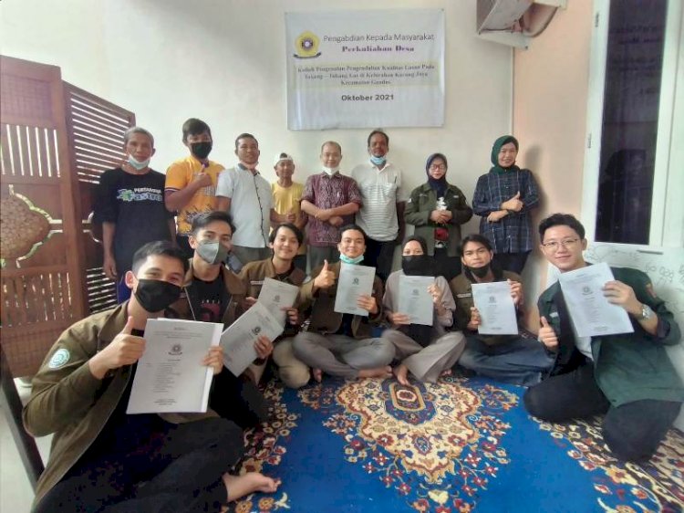 Mahasiswa Fakultas Teknik Unsri dan beberapa tukang las mengikuti kuliah pengenalan pengendalian kualitas las yang diselenggarakan LPPM Unsri, Sabtu (6/11). (Dudy Oskandar/rmolsumsel.id)