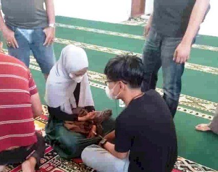 Sepasang muda mudi diamankan warga karena membobol kotak amal Musala Raudhatul Jannah di Alang Alang Lebar. (Ist/rmolsumsel.id)