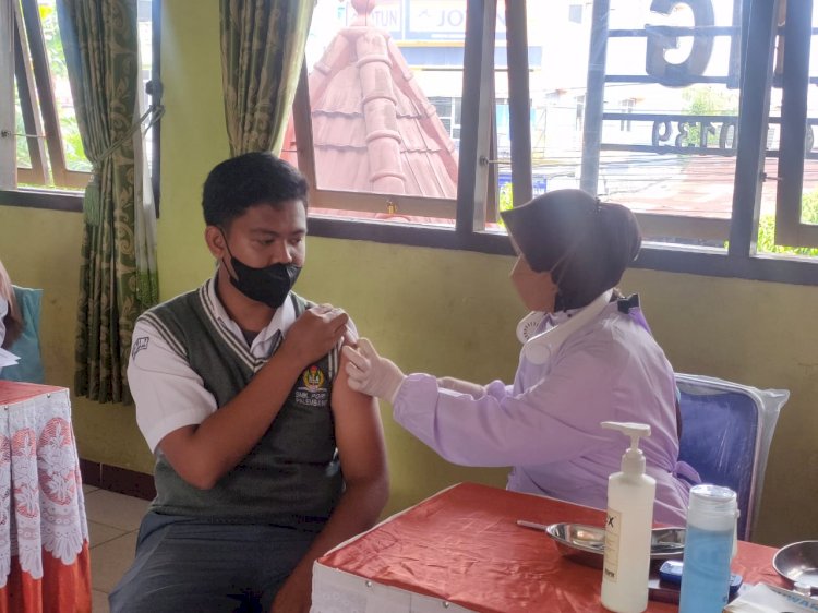 Vaksinasi siswa SMK PGRI I Palembang. (ist/rmolsumsel.id) 