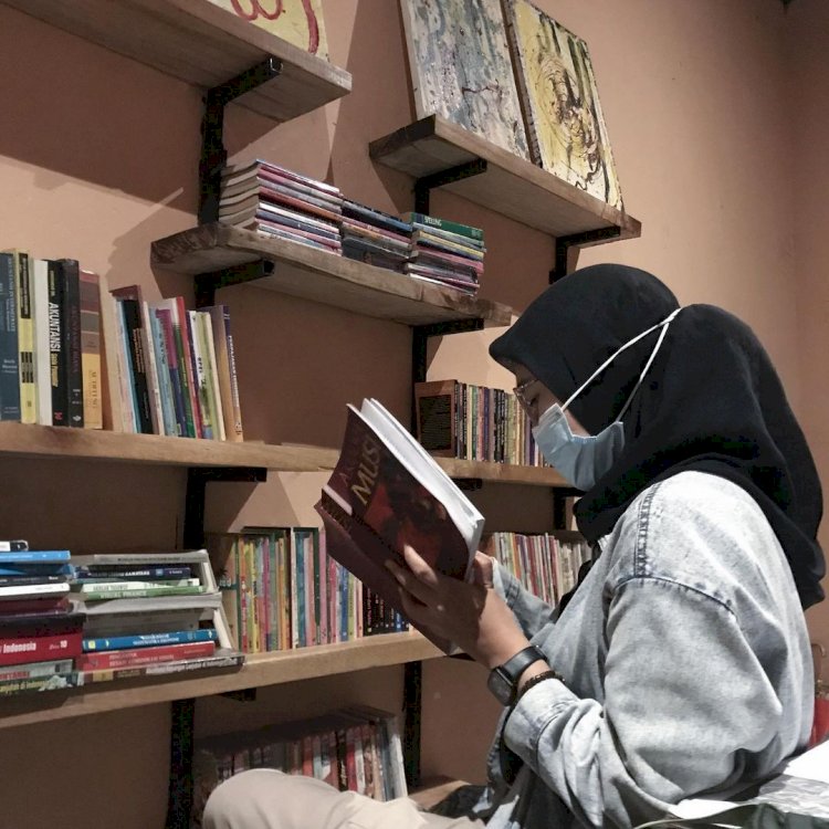 Suasana kedai kopi Panche Hub Coffee and Art Space. Tumpukan buku tampak memenuhi rak yang ada di sudut kedai tersebut. (ist/rmolsumsel.id) 
