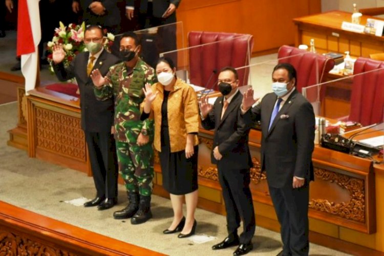 Ketua DPR RI Puan Maharani dan para wakil ketua saat memperkenalkan Jenderal Andika Perkasa ke anggota dewan pada Rapat Paripurna DPR RI, Senin (8/11). (DPR RI/rmolsumsel.id)