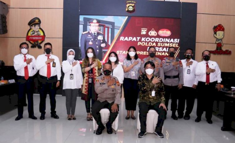 Wakapolda Sumsel Brigjen Rudi Setiawan menerima Kunjungan Kerja Tim Kantor Staf Presiden (KSP) RI yang dipimpin Tenaga Ahli Utama KSP Joanes Joko di Ruang Rekonfu Lantai III Polda Sumsel, Senin (8/11).(Ist/rmolsumsel.id)