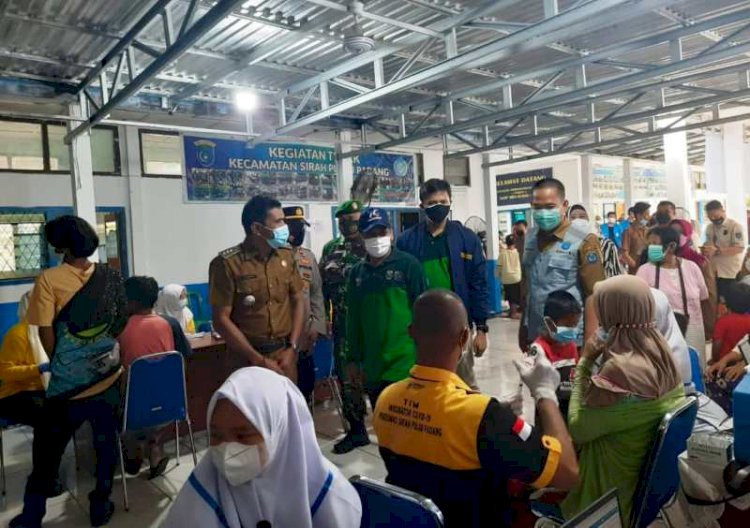 Bupati OKI Iskandar saat meninjau program Keroyok Vaksinasi di Kecamatan SP Padang, Senin (8/11). (Dinas Kominfo OKI/rmolsumsel.id)