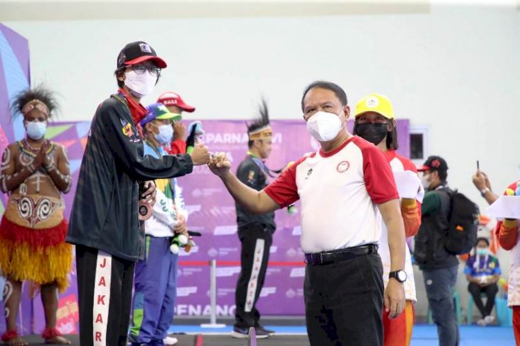 Menpora Zainudin Amali memberi ucapan kepada para pemenang cabor renang Peparnas XVI Papua 2021. (Kemenpora/rmolsumsel.id)