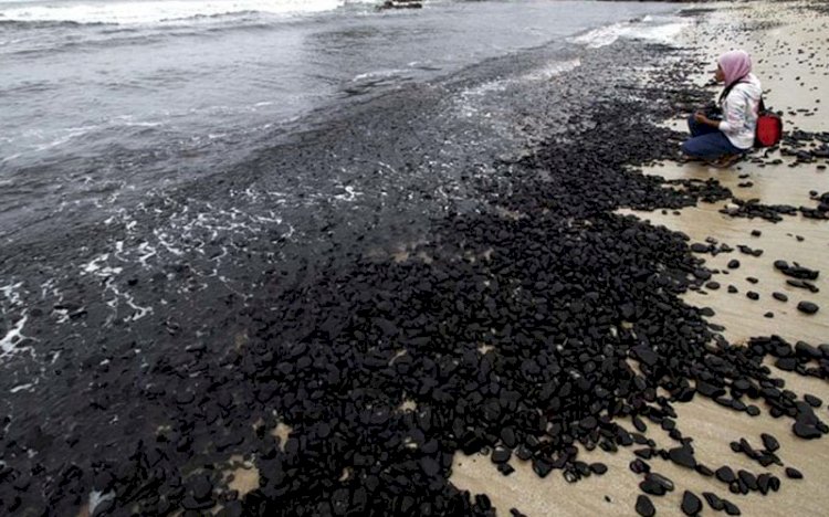 Tumpahan batubara dari kapal pengangkut di salah satu sudut pantai Aceh. (net/Junaidi Hanafiah/Mongabay Indonesia)