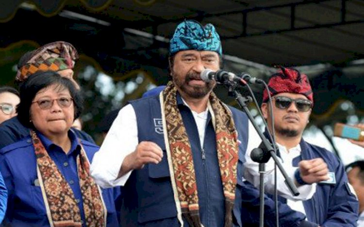 Meneg LHK Siti Nurbaya (paling kiri) saat mendampingi Ketum Nasdem Surya Paloh dalam sebuah kesempatan kampanye di Bali beberapa waktu lalu. (net/rmolsumsel)