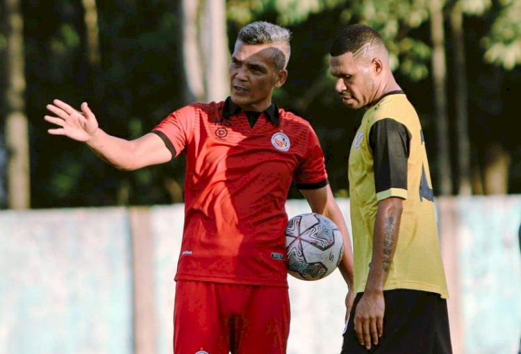 Pelatih Semen Padang FC Hendri Susilo memberi instruksi kepada Vendry Mofu pada latihan jelang menghadapi Sriwijaya FC. (Instagram/semenpadangfcid/rmolsumsel.id)