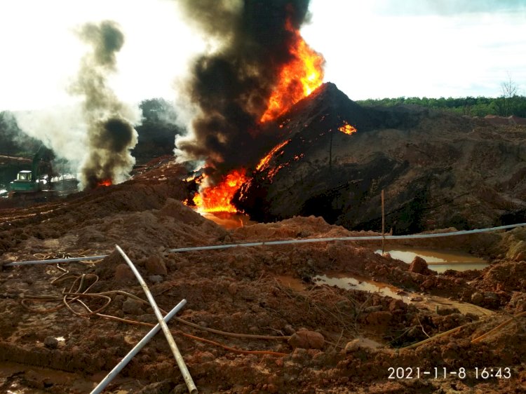 Kondisi api yang masih berkobar di sumur minyak ilegal di Muba. (Istimewa/rmolsumsel.id)