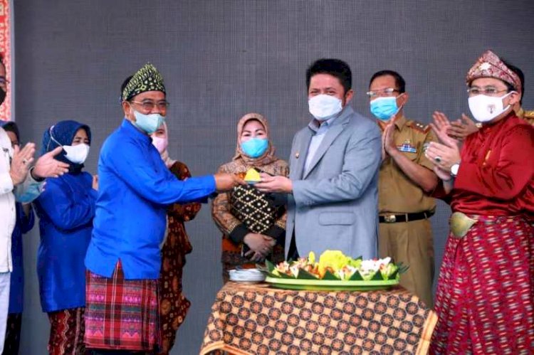 Gubernur Sumsel Herman Deru menerima potongan tumpeng dari Fir Azwar pada peluncuran lagunya Bukit Seguntang Ulu Melayu, Selasa (9/11). (Humas Provinsi Sumsel/rmolsumsel.id)