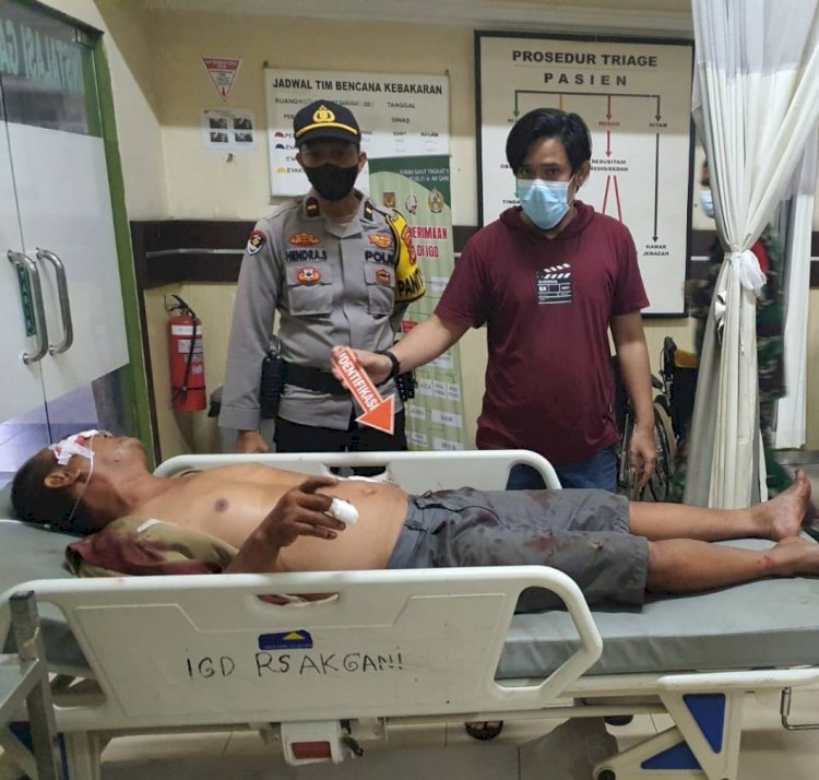 Korban Herman saat mendapat perawatan di RS AK Gani Palembang lantaran ditusuk oleh wanita tak dikenal. (ist/rmolsumsel.id)
