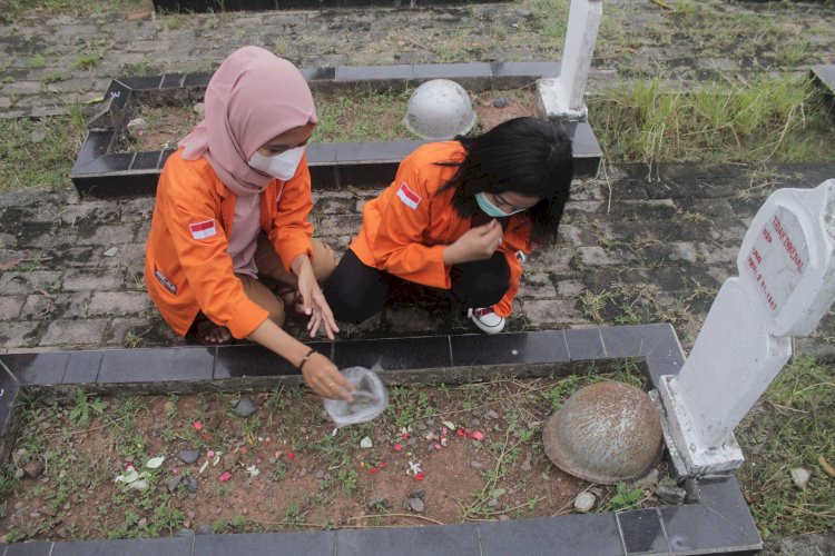 Sejumlah mahasiswa saat melakukan tabur bunga di TMP Palembang. (Yuni Rahmawati/rmolsumsel.id)