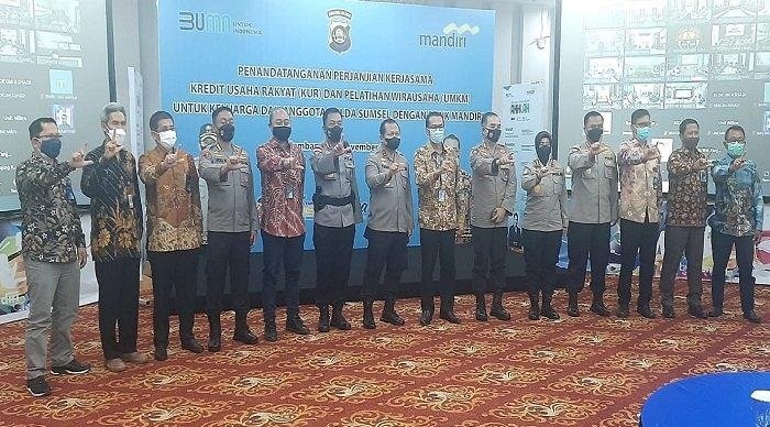 Pimpinan Polda Sumsel dan Bank Mandiri Regional II Sumatera 2 berfoto bersama usai penandatanganan perjanjian kerja sama Kredit Usaha Rakyat (KUR) dan pelatihan wirausaha untuk personel Polda Sumsel, Rabu (10/11). (Ist/rmolsumsel.id)