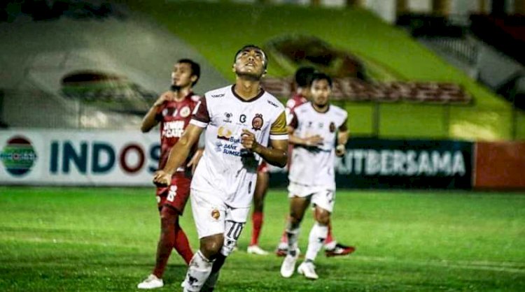 Winger Sriwijaya FC Dedi Hartono melakukan selebrasi usai mejebol gawang Semen Padang FC, Rabu malam (10/11). (MO Sriwijaya FC/rmolsumsel.id)