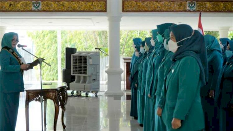 Bunda Literasi Kabupaten Muara Enim Renny Devi Nasrun Umar mengukuhkan 22 Bunda Literasi Kecamatan, Rabu (10/11). (Dinas Kominfo Muara Enim/rmolsumsel.id)