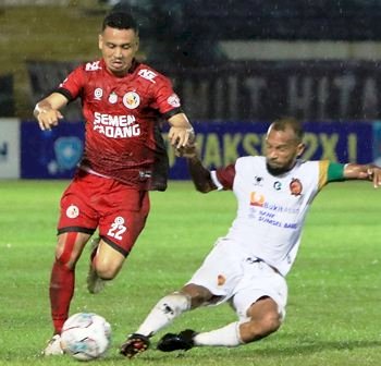 Gelandang Semen Padang Aulia Hidayat dihadang kapten Sriwijaya FC Nur Iskandar pada laga pekan ke-7 Grup A Liga 2 2021, Rabu malam (10/11). (Instagram/semenpadangfcid/rmolsumsel.id)