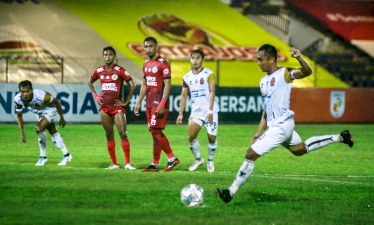 Winger Sriwijaya FC Dedi Hartono saat mengeksekusi penalti ke gawang Semen Padang FC, Rabu malam (10/11). (MO Sriwijaya FC/rmolsumsel.id)