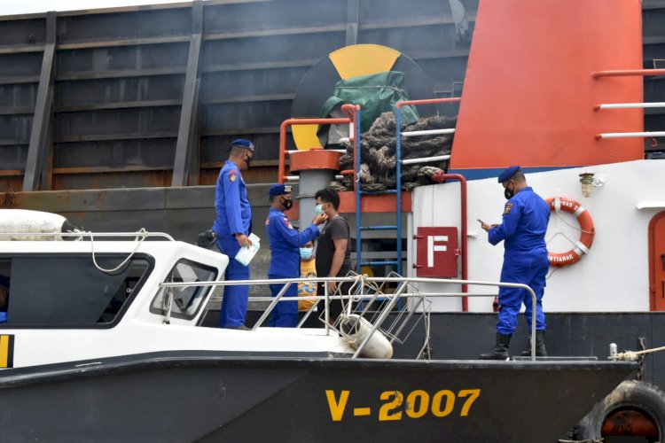 Sat Pol Airud Polres Muba menggelar Gerai Keroyok Vaksin  di Teluk Kemang, Kelurahan Sungai Lilin, Kabupaten Musi Banyuasin, Kamis (11/11). (ist/rmolsumsel.id)