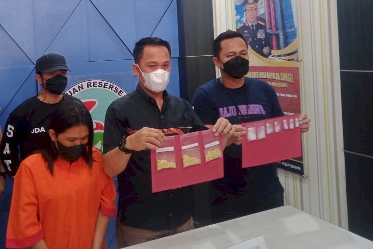 Polisi pamerkan barang bukti narkoba dan pelaku Mery (39) saat gelar press release kasus di Mapolrestabes Palembang. (ist/rmolsumsel.id)