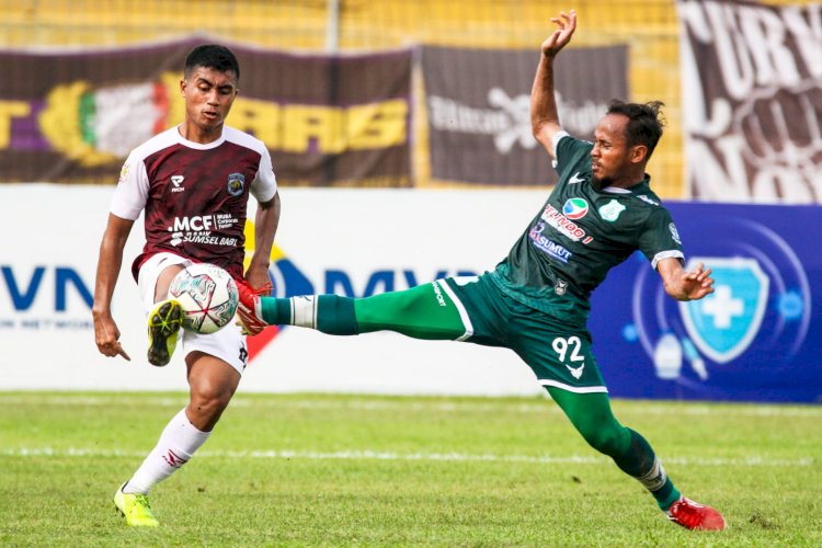 Pemain Muba Babel United bebrebut bola dengan pemain PSMS Medan/ist