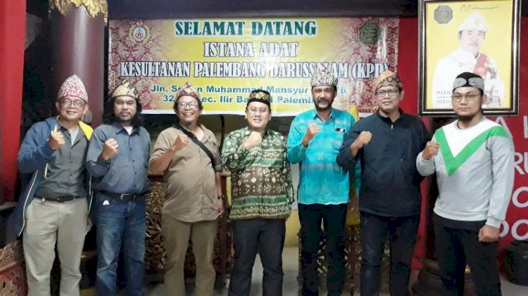 Budayawan dan sejarawan Palembang usai berdiskusi Hari Pahlawan. (Dudy Oskandar/rmolsumsel.id)