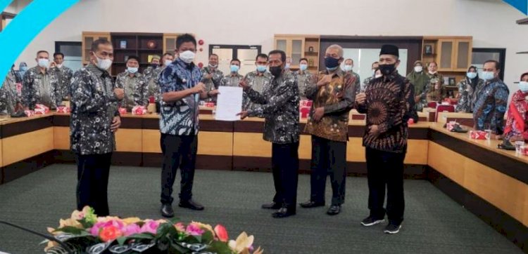 Bupati OKU Timur Lanosin Hamzah menyerahkan surat kesediaan menjadi tuan rumah Peda KTNA XV tahun 2023 kepada perwakilan kontingen OKU Timur yang akan berangkat ke Peda KTNA XIV di Kabupaten Muara Enim. (Dinas Kominfo OKU Timur/rmolsumsel.id)