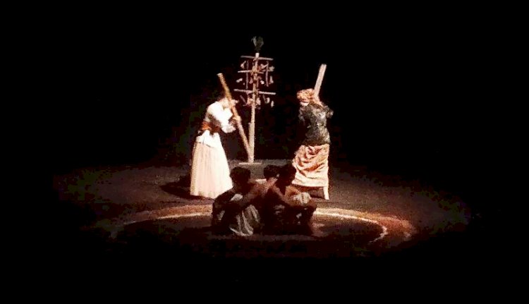 Salah satu penampilan kelompok teater di Festival Teater Sumatera 2021. (Mita Rosnita/rmolsumsel.id)
