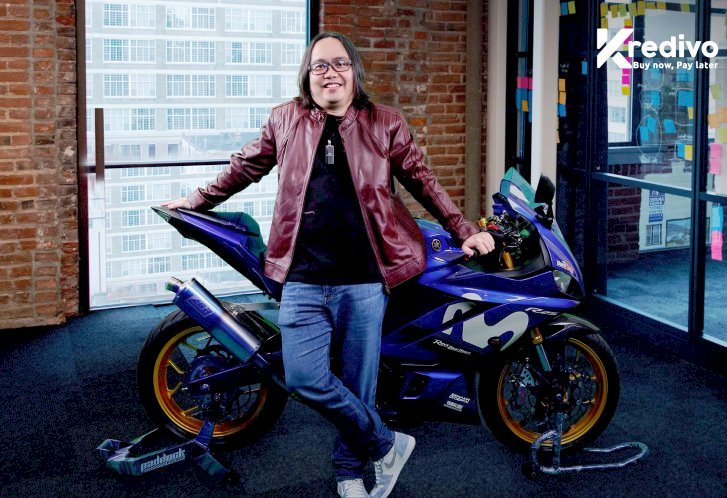 Group Chief Technology Officer FinAccel Alie Tan bersama motor sport Yamaha R25 yang bisa didapatkan karyawan baru Kredivo. (Kredivo/rmolsumsel.id)