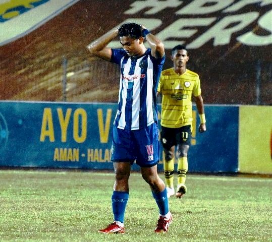 Striker PSPS Riau M Sanjaya gagal menyamakan kedudukan karena eksekusi penaltinya digagalkan kiper KS Tiga Naga Riahdo Yanuardi Purba, Kamis malam (11/11). (Instagram/pspsriau/rmolsumsel.id)