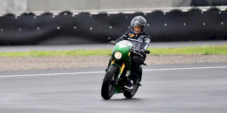 Presiden RI Joko Widodo mengendarai motor  custom Kawasaki W175 berwarna hijau/net/rmolsumsel.id
