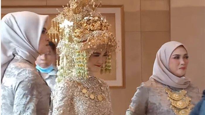 Ria Ricis saat menggunakan pakaian adat Palembang. (Tribunnews.com/net)