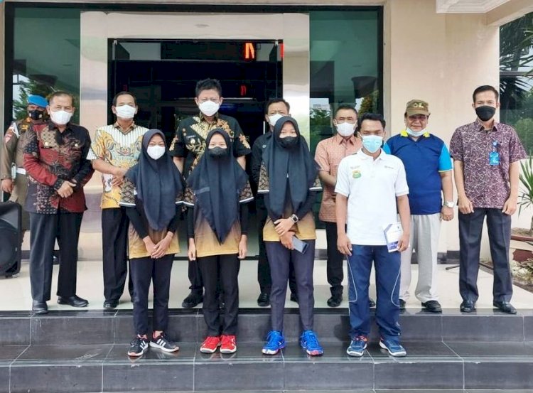 Bupati OKU Timur Lanosin Hamzah saat melepas kontingen badminton yang akan turun di Grand Final Gubernur Sumsel Super Series Badminton 2021, Jumat (12/11). (Dinas Kominfo OKU Timur/rmolsumsel.id)