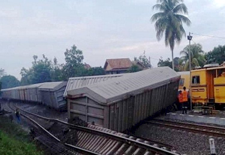 Kereta barang yang mengangkut bubur kertas beku milik PT TEL anjlok di Stasiun Peninjauan, Kabupaten Ogan Komering Ulu (OKU), Jumat sore (12/11). (Ist/rmolsumsel.id)