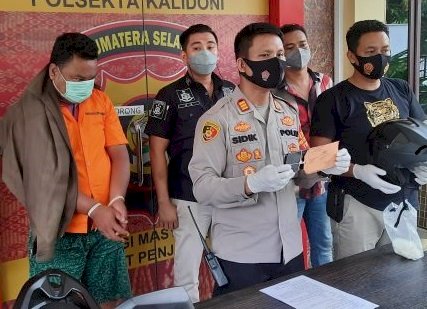 Tersangka saat ditangkap Polsek Kalidoni. (Istimewa/rmolsumsel.id)