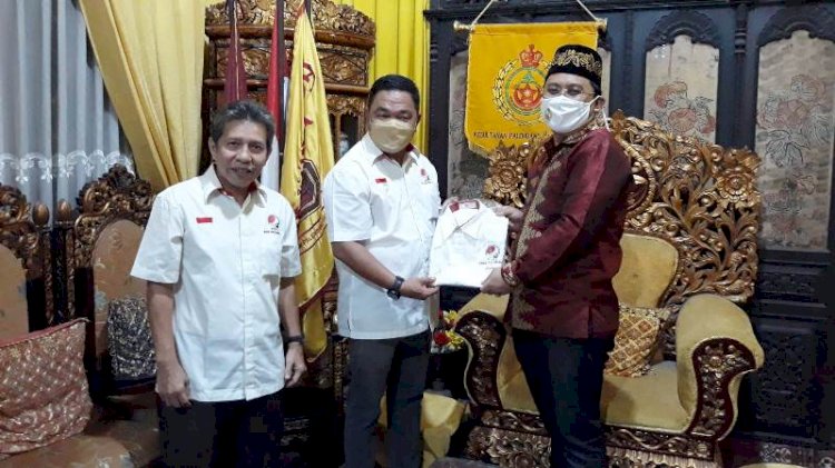 SMB IV Jaya Wikrama RM Fauwaz Diradja menerima seragama FOPI setelah diangkat menjadi pembina FOPI Kota Palembang. (Ist/rmolsumsel.id)