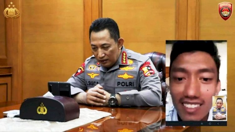 Kapolri Jenderal Listyo Sigit Prabowo melakukan video call dengan atlet lompat galah Teuku Tegar Abadi yang direkrut melalui jalur proaktif. (Humas Polri/rmolsumsel.id)