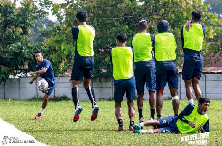 Pemain Sriwijaya FC berlatih mengantisipasi situasi bola mati jelang menghadapi PSPS Riau. (Instagram/sriwijayafc.id/rmolsumsel.id)