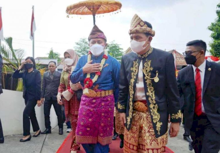 Gubernur Sumsel Herman Deru dan Wali Kota Prabumulih Ridho Yahya mengenakan baju adat Sumsel lengkap dengan Tanjak pada momen HUT Kota Prabumulih ke-20 tahun 2021. (Humas Provinsi Sumsel/rmolsumsel.id) 