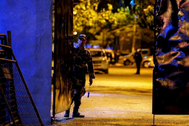 Seorang tentara menutup pintu masuk penjara setelah puluhan tahanan tewas dan terluka dalam kekerasan di penjara Penitenciaria del Litoral, Guayaquil, Ekuador, Sabtu (13/11). (Reuters/Santiago Arcos/rmolsumsel.id)