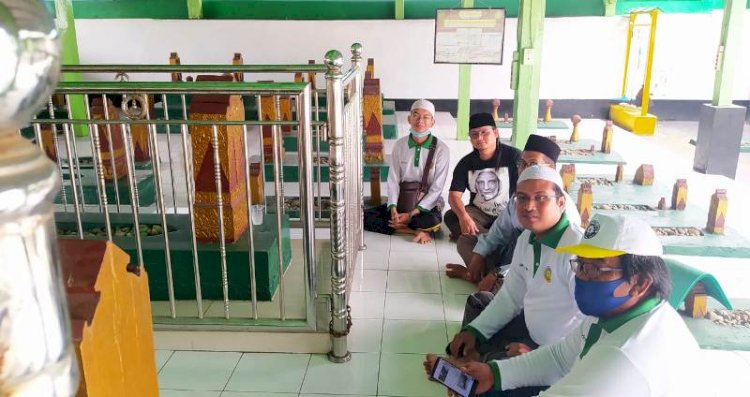 Komunitas Pecinta Ziarah Palembang Darussalam dan Sumatera Selatan saat berziarah ke salah satu makam ulama, Minggu (14/11). (Ist/rmolsumsel.id) 