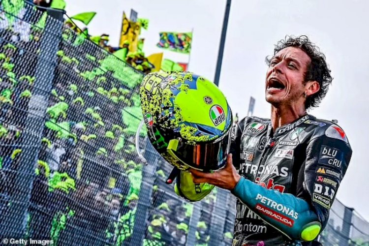 Pembalap Petronas Yamaha SRT Valentino Rossi usai menyelesaikan balapan di MotoGP Valencia, Minggu (14/11), yang merupakan balapan terakhirnya setelah 25 tahun berkarier. (Getty Images/rmolsumsel.id) 