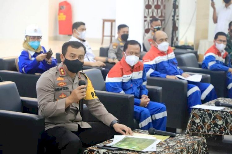 Kapolda Jawa Tengah Irjen Ahmad Luthfi menjelaskan dugaan penyebab kebakaran Kilang Cilacap pada press conference di gedung Patra Graha, Cilacap, Senin (15/11) (Pertamina/rmolsumsel.id).