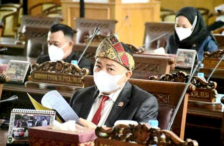 Sekretaris Fraksi PKS DPRD Sumsel Mgs Syaiful Padli menggunakan Tanjak pada Rapat Paripurna, Senin (15/11). (Ist/rmolsumsel.id)
