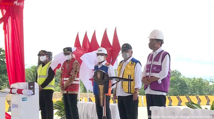 Presiden Joko Widodo saat meresmikan Jalan Tol Serang-Panimbang seksi 1 Ruas Serang-Rangkasbitung, Selasa (16/11). (ist/rmolsumsel.id)