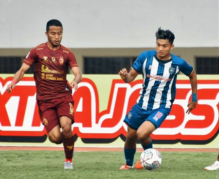 Striker PSPS Riau M Sanjaya dibayangi gelandang Sriwijaya FC Rio Hardiawan pada pertemuan pertama di Stadion Gelora Sriwijaya. (Instagram/pspsriau/rmolsumsel.id)