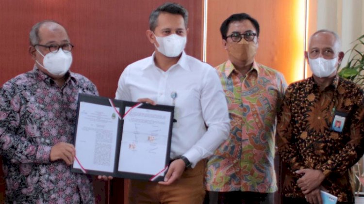 Penandatanganan Perjanjian Kerja Sama antara bank bjb dengan Dinas Sosial Provinsi Jawa Barat, pekan lalu./Dok